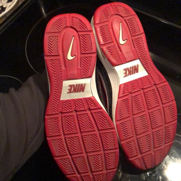 Size 9.5 boys/men’s Nike elite basketball shoes black white and red - Picture 3 of 6